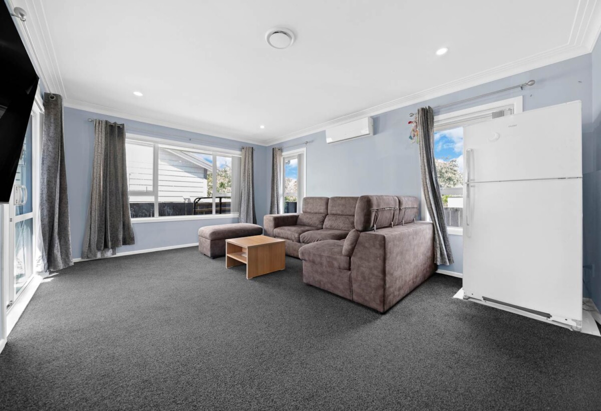 Freehold standalone 3 beds house with car park, 0.8 km to Papatoetoe East School, 0.9 km to Papatoetoe High School, 3.0 km to Papatoetoe Intermediate, 39B Esperanto Road, Papatoetoe, Auckland