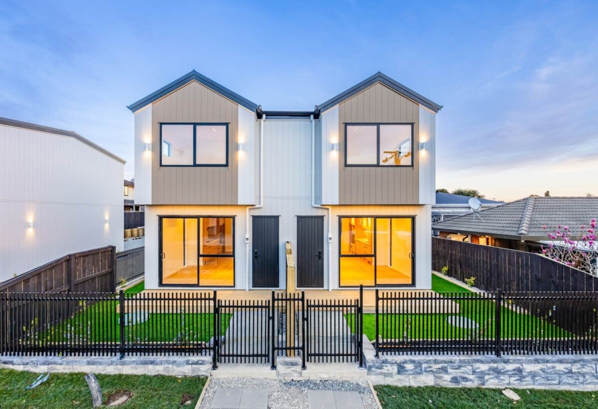Brandnew 3 beds 2 bath home with car park, close to shopping centres, schools, motorway access, 0.6 km to Papatoetoe South School, Lot 7, 9 Grande Vue Road, Papatoetoe, Auckland