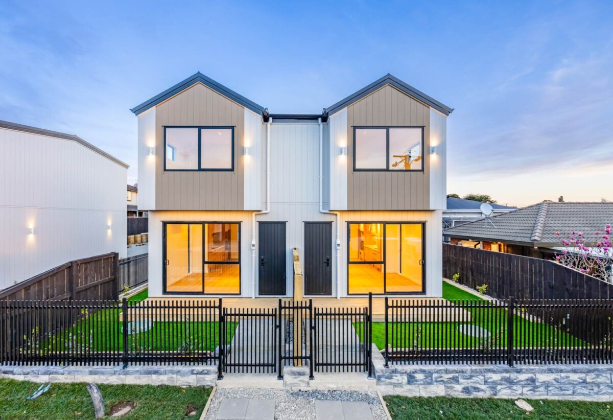 Brandnew 3 beds 2 bath home with car park, close to shopping centres, schools, motorway access, 0.6 km to Papatoetoe South School, Lot 4, 9 Grande Vue Road, Papatoetoe, Auckland