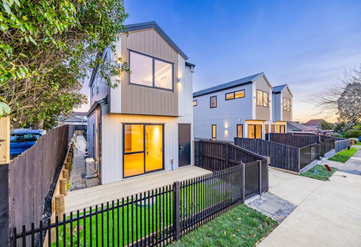 Brandnew 3 beds 2 bath home with car park, close to shopping centres, schools, motorway access, 0.6 km to Papatoetoe South School, Lot 4, 9 Grande Vue Road, Papatoetoe, Auckland