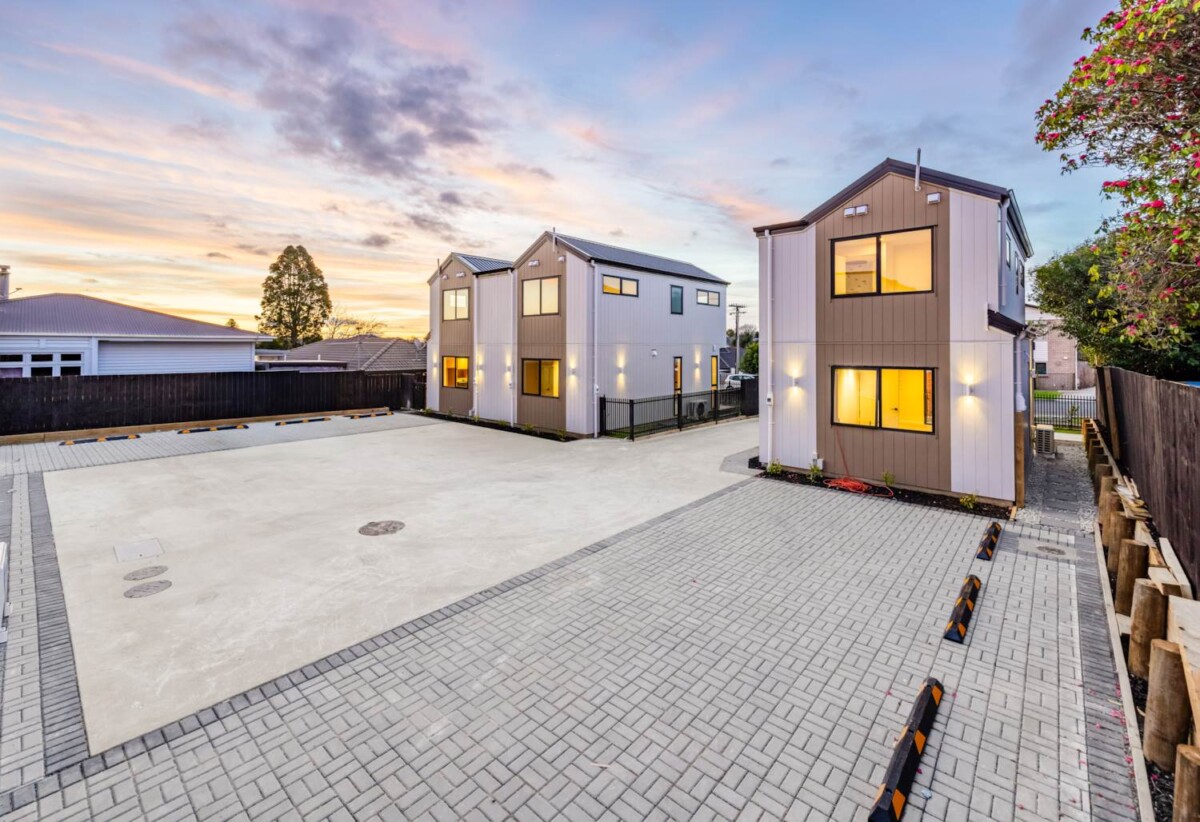 Brandnew 3 beds 2 bath home with car park, close to shopping centres, schools, motorway access, 0.6 km to Papatoetoe South School, Lot 4, 9 Grande Vue Road, Papatoetoe, Auckland
