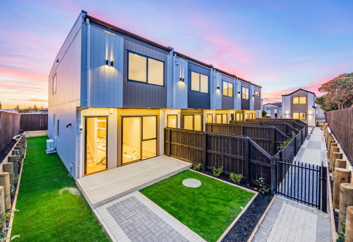 Brandnew 3 beds 2 bath home with car park, close to shopping centres, schools, motorway access, 0.6 km to Papatoetoe South School, Lot 4, 9 Grande Vue Road, Papatoetoe, Auckland
