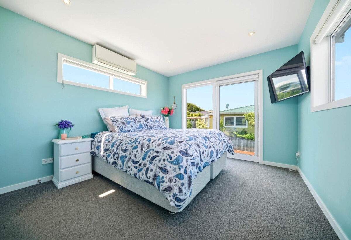 Rangi Zone. Beachside Lifestyle. Move-In Ready, 4 beds 2 baths house with double garage, 0.1 km to Browns Bay School, 1.3 km to Murrays Bay Intermediate, 1.7 km to Rangitoto College, 1/19 Kiteroa Terrace, Rothesay Bay, Auckland