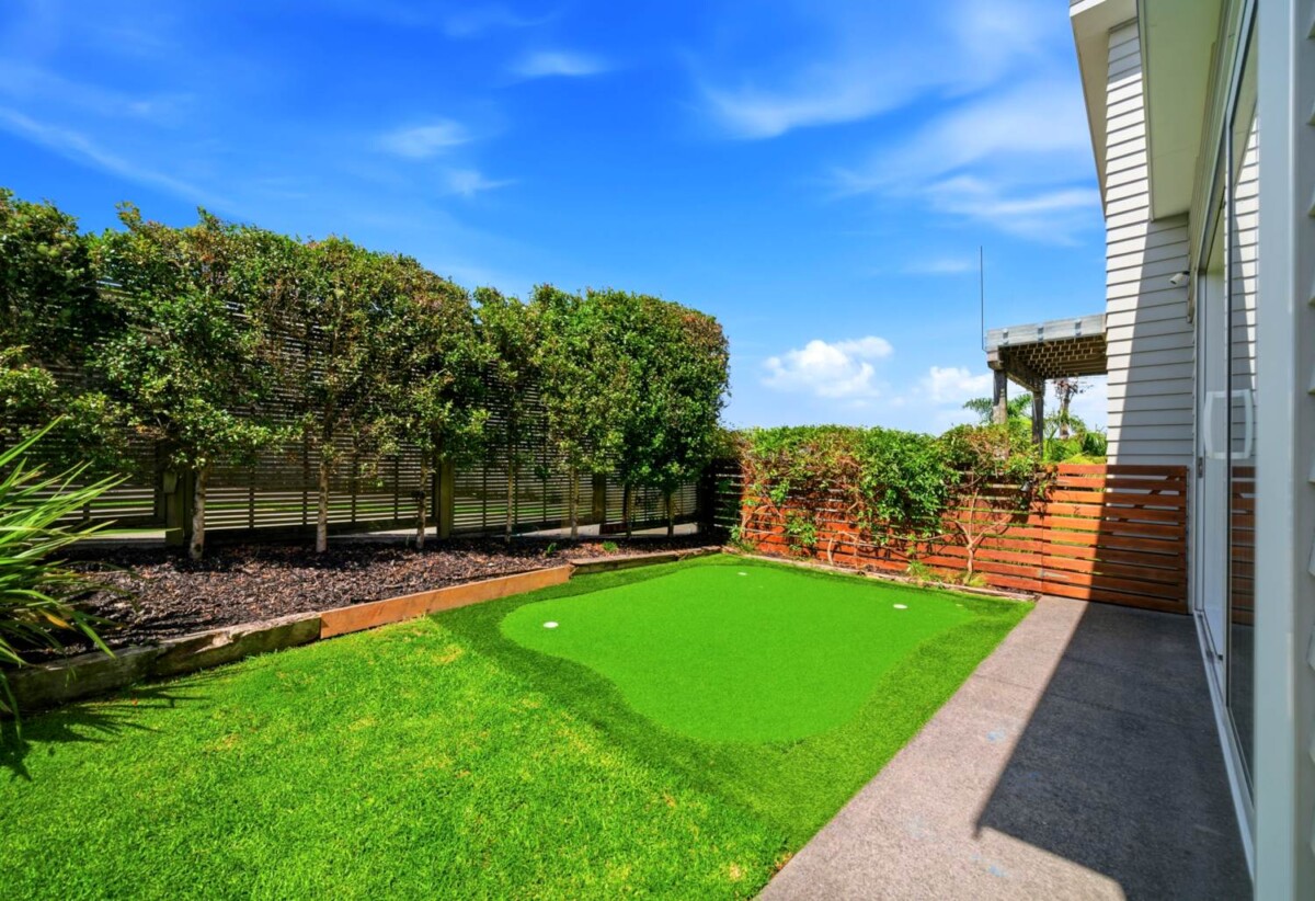 Rangi Zone. Beachside Lifestyle. Move-In Ready, 4 beds 2 baths house with double garage, 0.1 km to Browns Bay School, 1.3 km to Murrays Bay Intermediate, 1.7 km to Rangitoto College, 1/19 Kiteroa Terrace, Rothesay Bay, Auckland