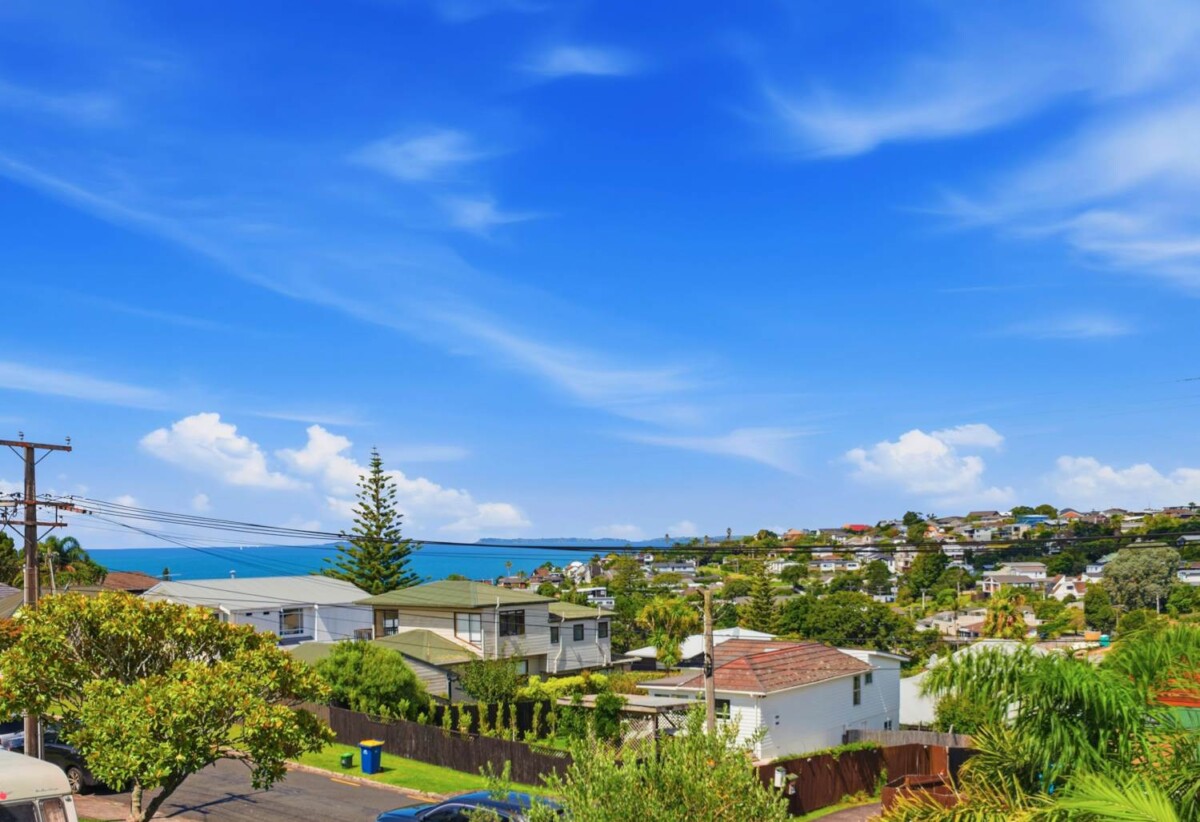 Rangi Zone. Beachside Lifestyle. Move-In Ready, 4 beds 2 baths house with double garage, 0.1 km to Browns Bay School, 1.3 km to Murrays Bay Intermediate, 1.7 km to Rangitoto College, 1/19 Kiteroa Terrace, Rothesay Bay, Auckland