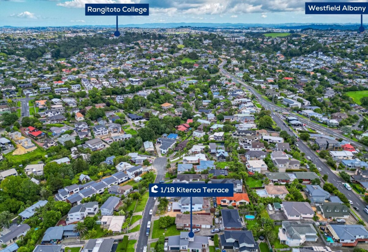Rangi Zone. Beachside Lifestyle. Move-In Ready, 4 beds 2 baths house with double garage, 0.1 km to Browns Bay School, 1.3 km to Murrays Bay Intermediate, 1.7 km to Rangitoto College, 1/19 Kiteroa Terrace, Rothesay Bay, Auckland