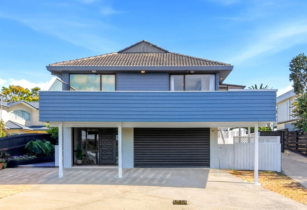 Recently refreshed 3 beds house with garage, 0.8 km to Long Bay College, 1/169 Stredwick Drive, Torbay, Auckland