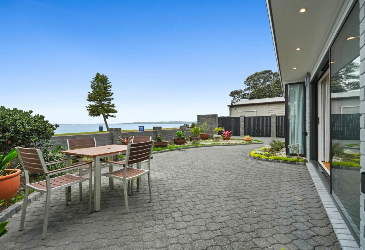 Macleans College and BBI zone, Fully Renovated 3 beds 2 baths house with double garage, next to the beach, 0.9 km to Bucklands Beach Primary School, 1.1 km to Macleans College, 1.2 km to Bucklands Beach Intermediate, 31A The Esplanade, Eastern Beach, Auckland