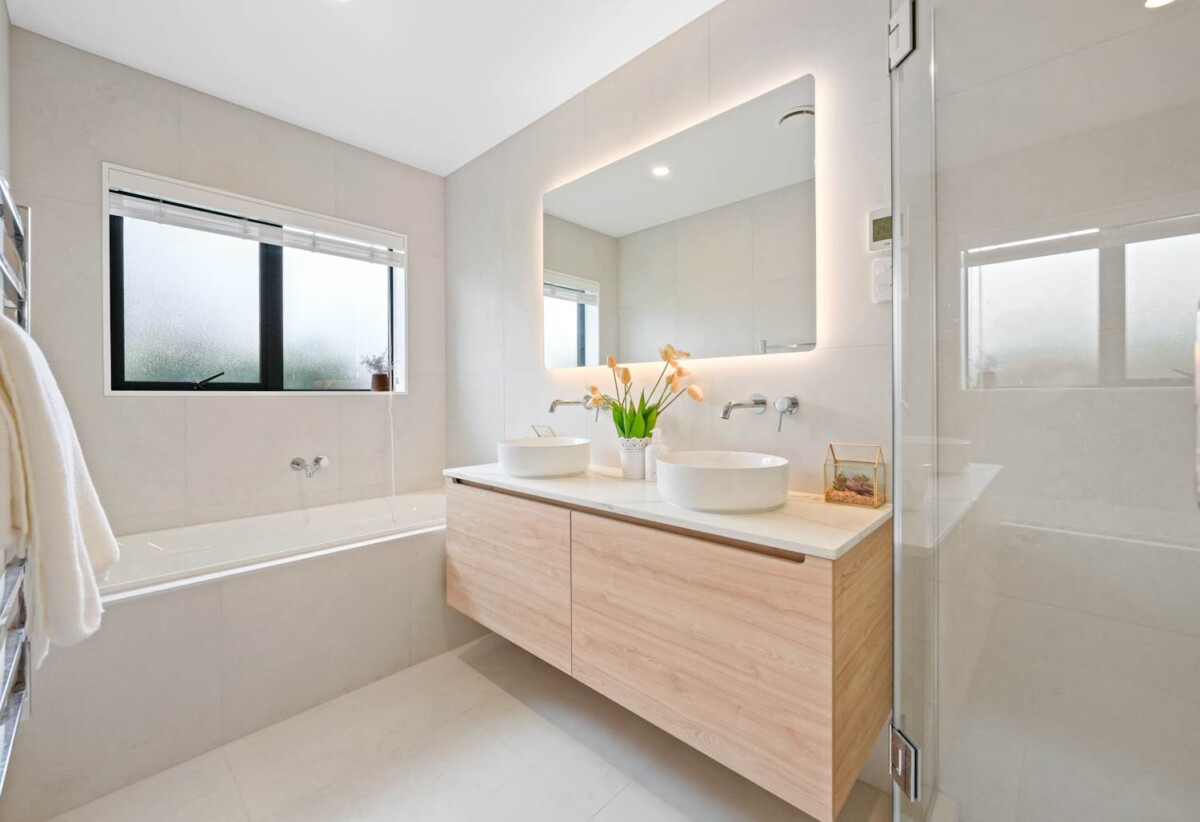 Macleans College and BBI zone, Fully Renovated 3 beds 2 baths house with double garage, next to the beach, 0.9 km to Bucklands Beach Primary School, 1.1 km to Macleans College, 1.2 km to Bucklands Beach Intermediate, 31A The Esplanade, Eastern Beach, Auckland