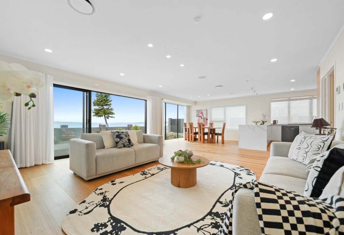 Macleans College and BBI zone, Fully Renovated 3 beds 2 baths house with double garage, next to the beach, 0.9 km to Bucklands Beach Primary School, 1.1 km to Macleans College, 1.2 km to Bucklands Beach Intermediate, 31A The Esplanade, Eastern Beach, Auckland