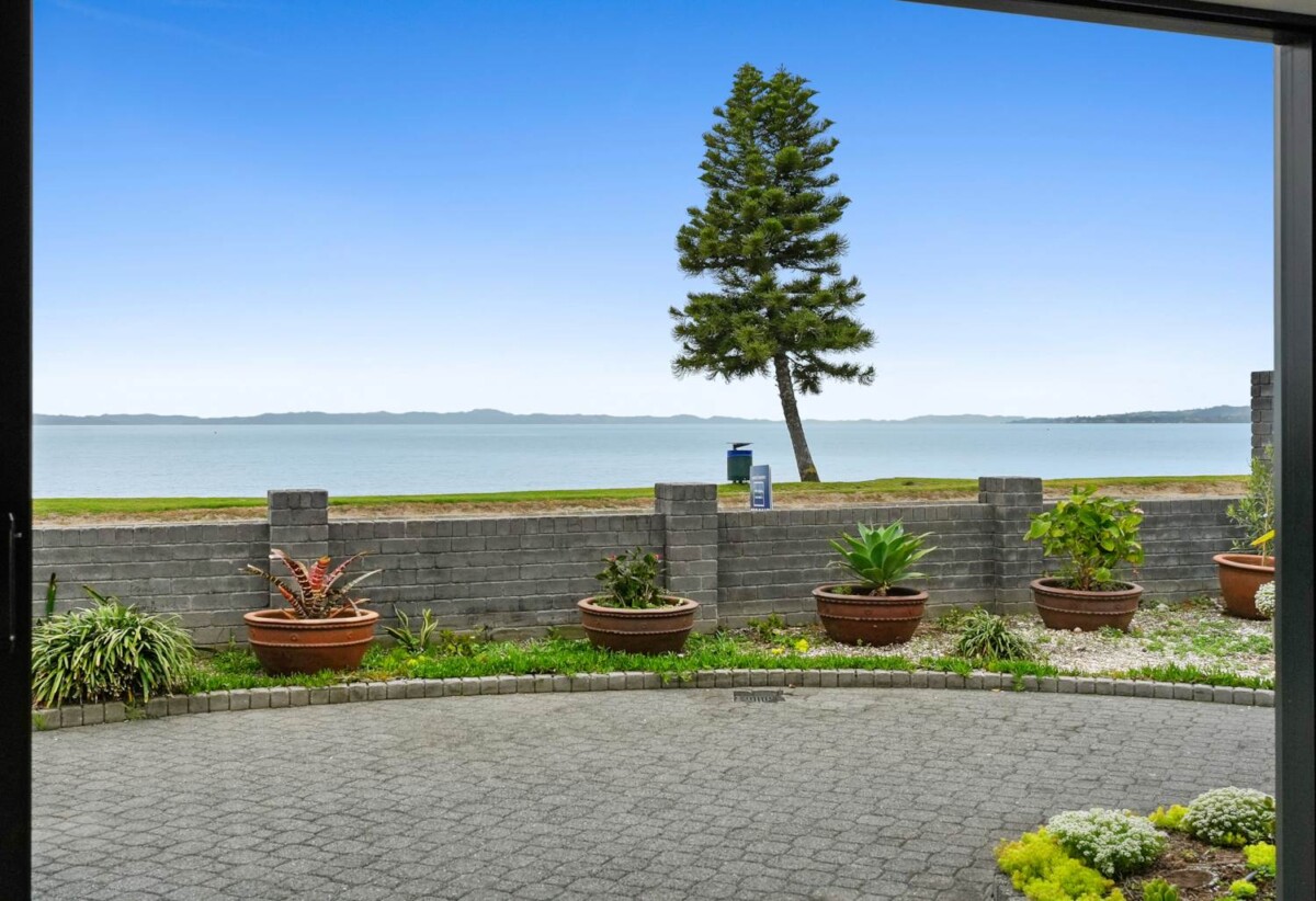 Macleans College and BBI zone, Fully Renovated 3 beds 2 baths house with double garage, next to the beach, 0.9 km to Bucklands Beach Primary School, 1.1 km to Macleans College, 1.2 km to Bucklands Beach Intermediate, 31A The Esplanade, Eastern Beach, Auckland