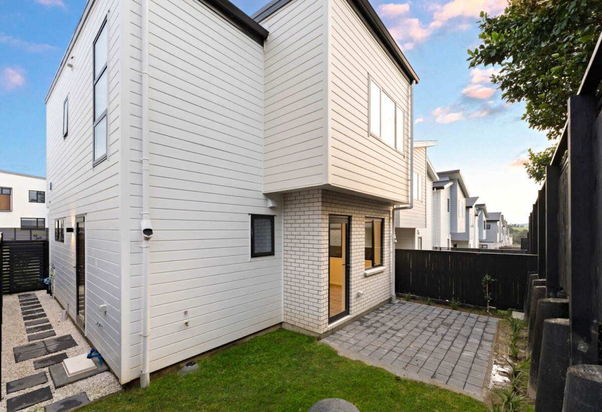 Vendor wants a quick sale, make an offer, Brandnew standalone 4 beds 2.5 baths house with garage on 167m2 section, close to the upcoming Westgate shopping complex, Costco, NorthWest Shopping Centre, schools, and motorway access, 29 Whiteywood Street, Westgate, Auckland