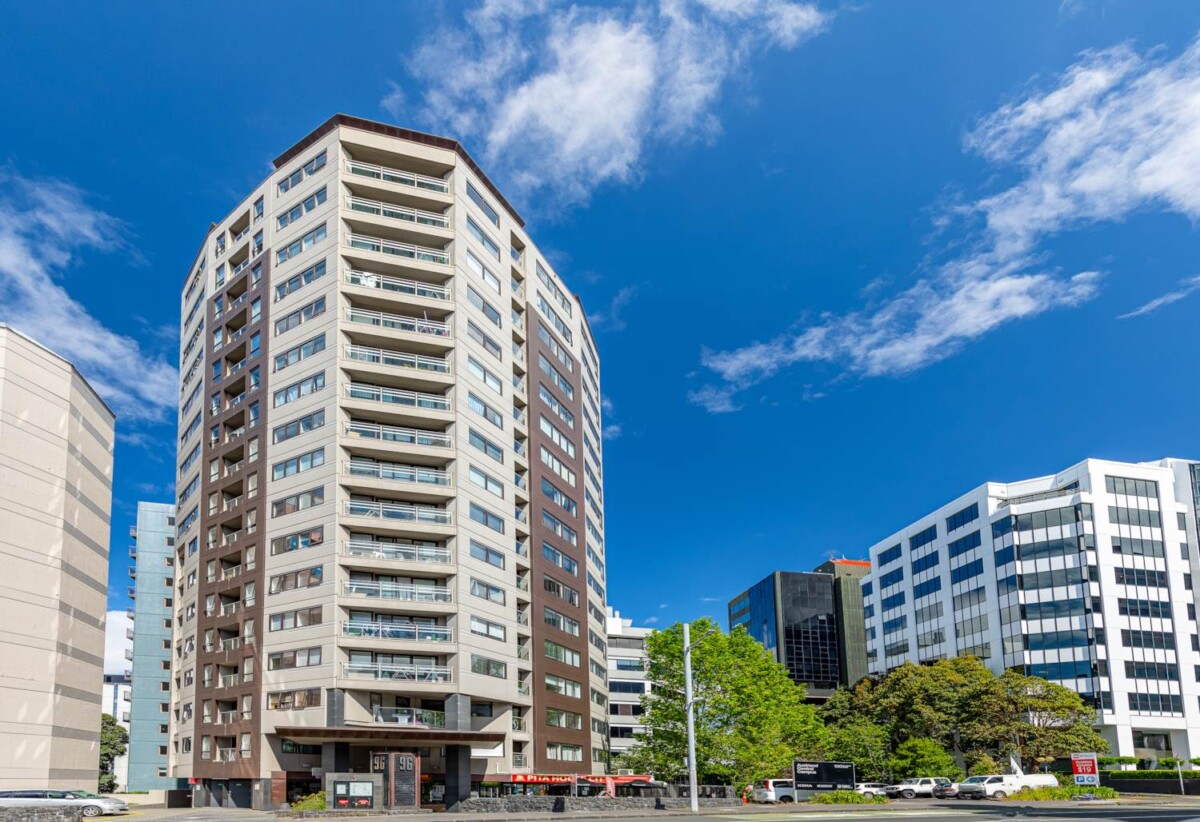 Auckland Grammar and Auckland Girls’ Grammar School zone, 36 m2 freehold Corner Penthouse 2 beds 1 bath apartment in Uni Precinct, 1603/96 Symonds Street, Grafton, Auckland