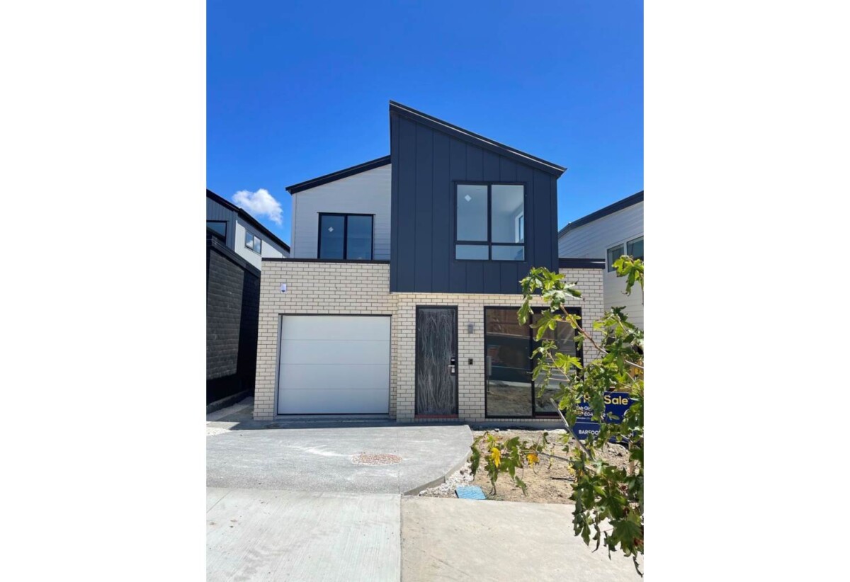180m2 4 beds 2.5 baths house with garage on 225m2 section, close to Pak’nSave, Silverdale Mall, motorway access, schools, 20 Kea Road, Silverdale, Auckland