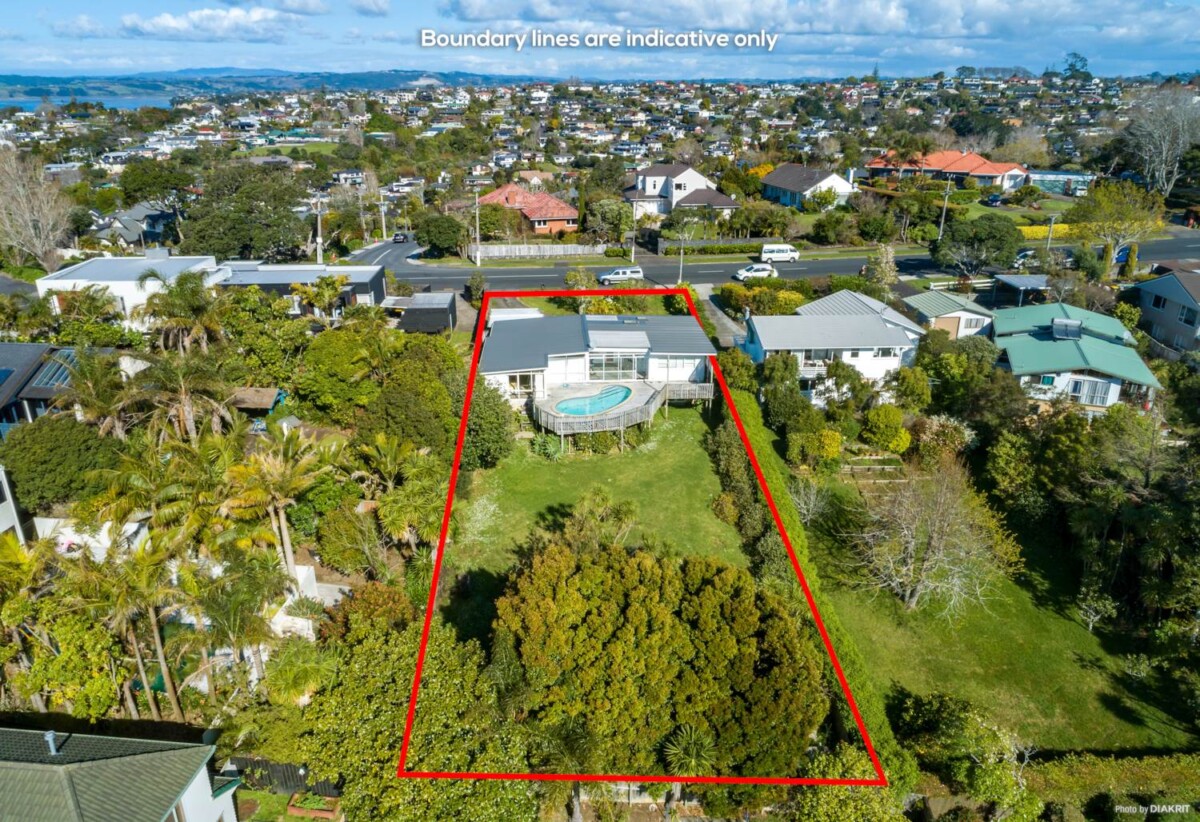 Macleans College zone, ronovated 4 beds 2 baths house on 1214m2 section, with RC-approved plans for two subdivided lots (499sqm & 600sqm), 0.6 km to Mellons Bay School, 1 km to Macleans College, 1.3 km to Bucklands Beach Intermediate, 156 Bleakhouse Road, Mellons Bay, Auckland