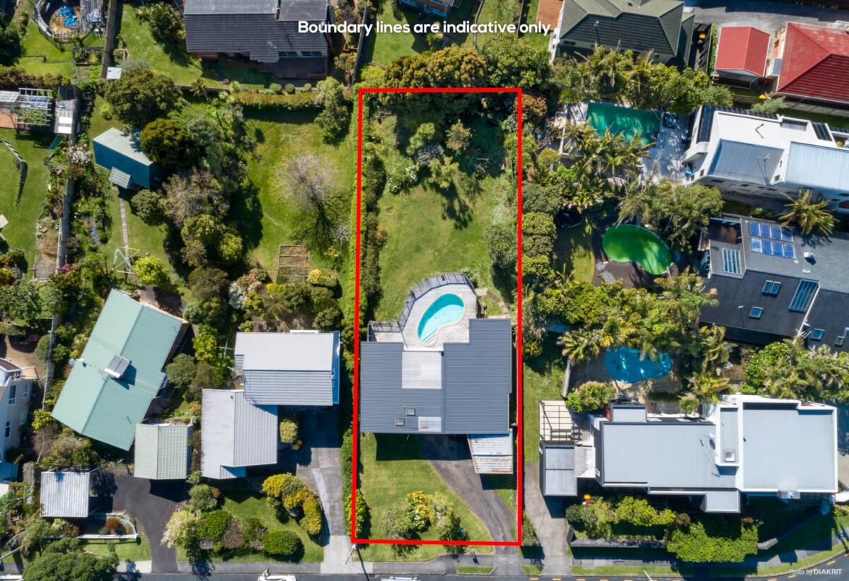 Macleans College zone, ronovated 4 beds 2 baths house on 1214m2 section, with RC-approved plans for two subdivided lots (499sqm & 600sqm), 0.6 km to Mellons Bay School, 1 km to Macleans College, 1.3 km to Bucklands Beach Intermediate, 156 Bleakhouse Road, Mellons Bay, Auckland