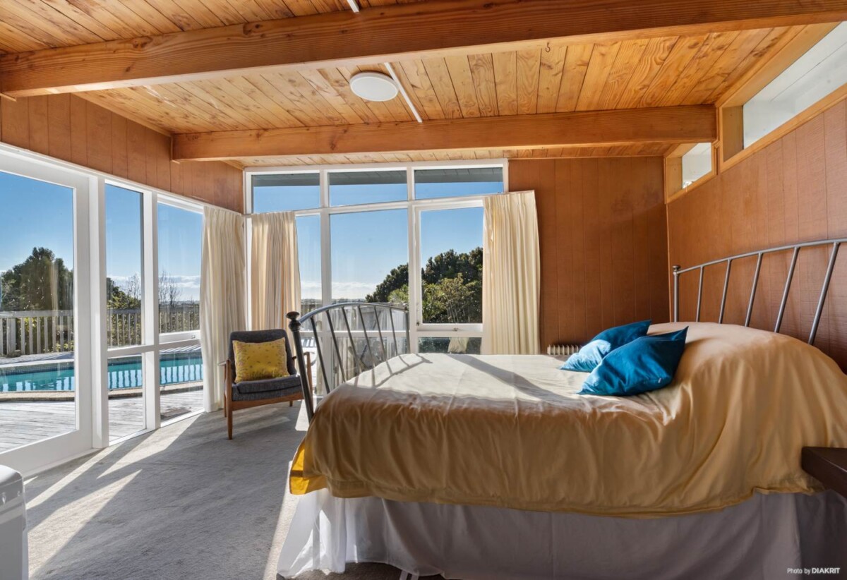 Macleans College zone, ronovated 4 beds 2 baths house on 1214m2 section, with RC-approved plans for two subdivided lots (499sqm & 600sqm), 0.6 km to Mellons Bay School, 1 km to Macleans College, 1.3 km to Bucklands Beach Intermediate, 156 Bleakhouse Road, Mellons Bay, Auckland