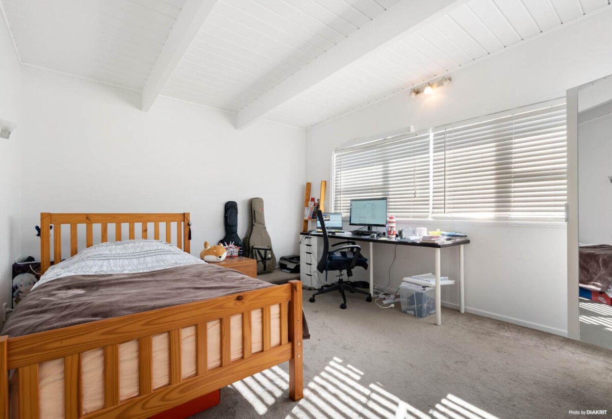 Macleans College zone, ronovated 4 beds 2 baths house on 1214m2 section, with RC-approved plans for two subdivided lots (499sqm & 600sqm), 0.6 km to Mellons Bay School, 1 km to Macleans College, 1.3 km to Bucklands Beach Intermediate, 156 Bleakhouse Road, Mellons Bay, Auckland