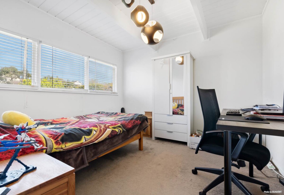 Macleans College zone, ronovated 4 beds 2 baths house on 1214m2 section, with RC-approved plans for two subdivided lots (499sqm & 600sqm), 0.6 km to Mellons Bay School, 1 km to Macleans College, 1.3 km to Bucklands Beach Intermediate, 156 Bleakhouse Road, Mellons Bay, Auckland