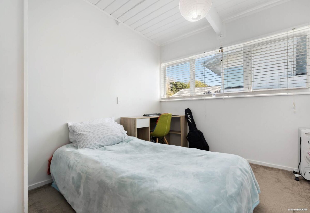 Macleans College zone, ronovated 4 beds 2 baths house on 1214m2 section, with RC-approved plans for two subdivided lots (499sqm & 600sqm), 0.6 km to Mellons Bay School, 1 km to Macleans College, 1.3 km to Bucklands Beach Intermediate, 156 Bleakhouse Road, Mellons Bay, Auckland