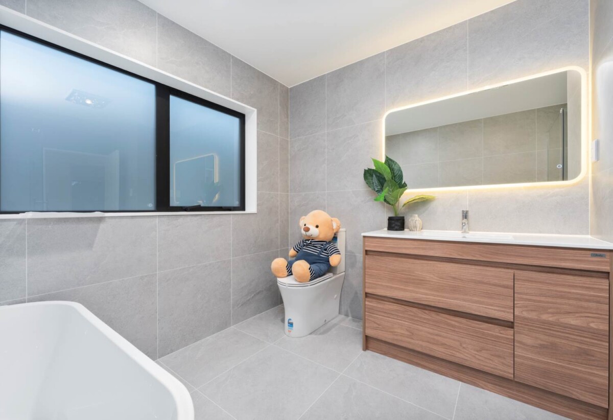 Brandnew standalone 4 beds 2.5 baths home with garage, Minutes to Costco, Westgate & NorthWest Shopping Centres, Zoned for Massey High School, St Paul’s School (Massey) & Colwill School, 5C Patrice Place, Massey, Auckland