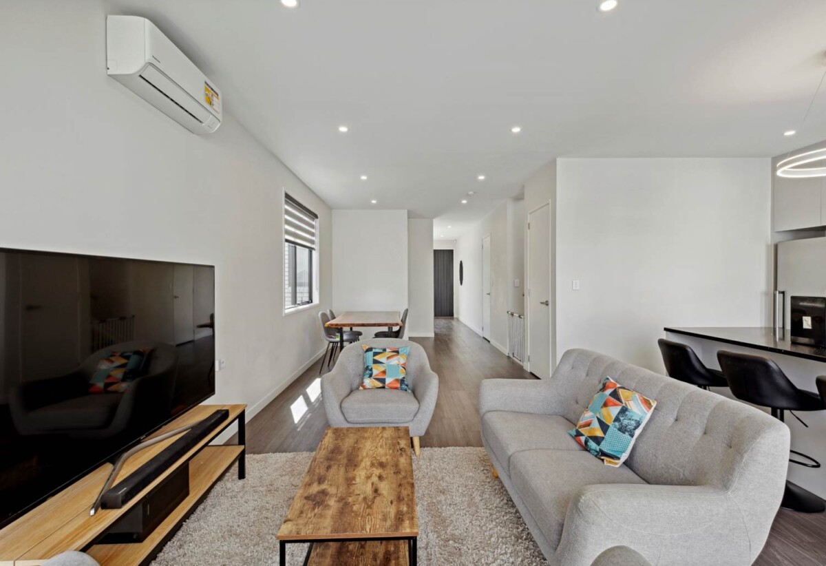 180m2 4 beds 2.5 baths house with garage on 225m2 section, close to Pak’nSave, Silverdale Mall, motorway access, schools, 20 Kea Road, Silverdale, Auckland