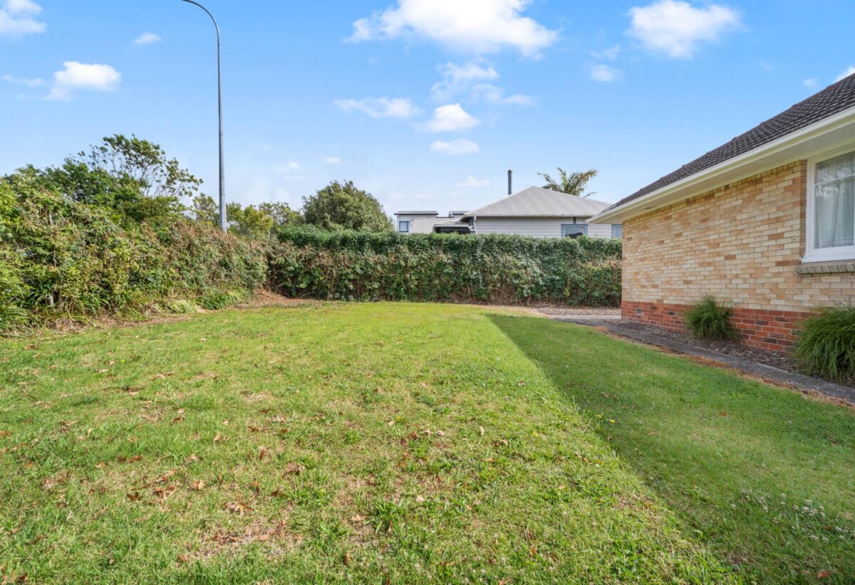 Brick and tile 2 beds 1 bath house with carport, close to schools, shops, Sylvia Park shopping centre, motorway access, 0.6 km to Otahuhu Intermediate, 1.1 km to Panama Road School, 1/644 Mt Wellington Highway, Mt Wellington, Auckland