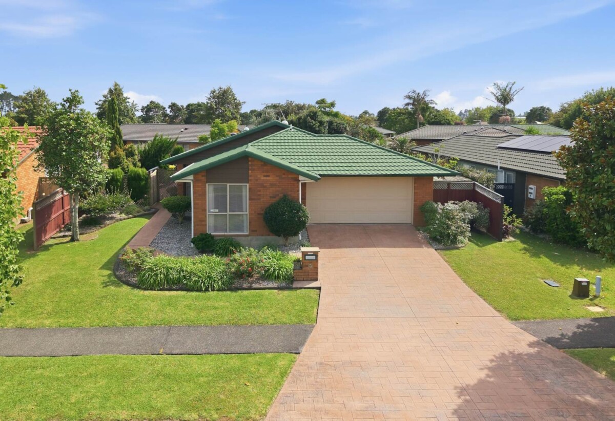 Botany Downs Secondary College zone, 4 beds 2 baths house with double garage on 518m2 section, 1 km to Botany Downs Secondary College, 23 Millington Place, Huntington Park, Auckland