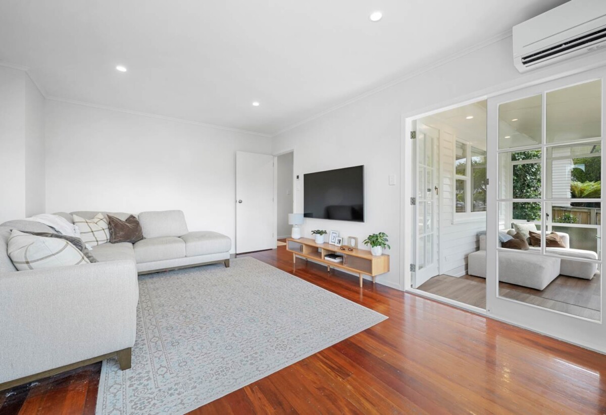 Renovated 3 beds house on 434m2 section, walks to supermarket, shops, schools, 0.7 km to Owairoa School, 0.8 km to Howick Intermediate, 1.4 km to Howick College, 3 Wood Avenue, Howick, Auckland