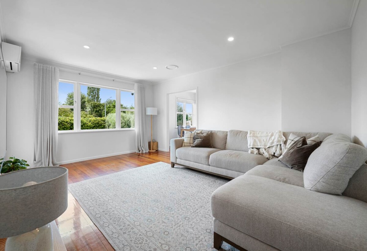 Renovated 3 beds house on 434m2 section, walks to supermarket, shops, schools, 0.7 km to Owairoa School, 0.8 km to Howick Intermediate, 1.4 km to Howick College, 3 Wood Avenue, Howick, Auckland