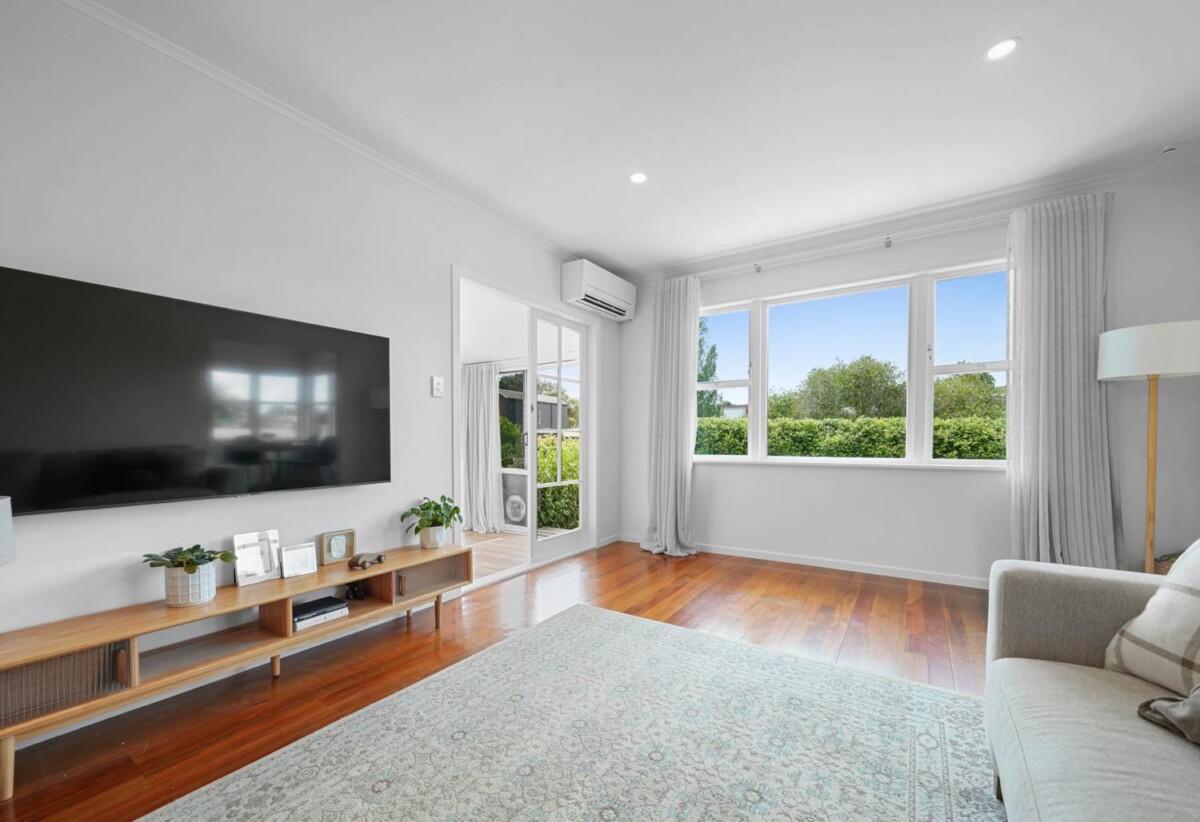 Renovated 3 beds house on 434m2 section, walks to supermarket, shops, schools, 0.7 km to Owairoa School, 0.8 km to Howick Intermediate, 1.4 km to Howick College, 3 Wood Avenue, Howick, Auckland