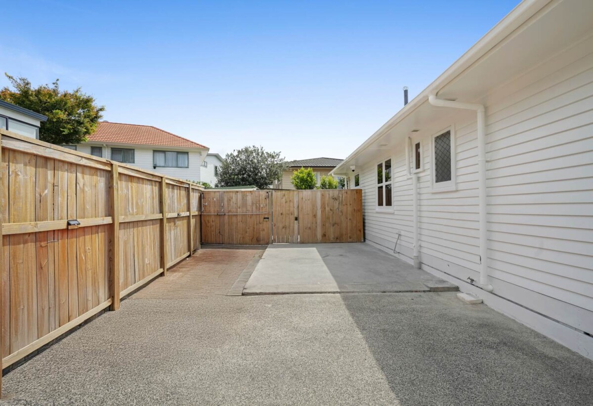 Renovated 3 beds house on 434m2 section, walks to supermarket, shops, schools, 0.7 km to Owairoa School, 0.8 km to Howick Intermediate, 1.4 km to Howick College, 3 Wood Avenue, Howick, Auckland