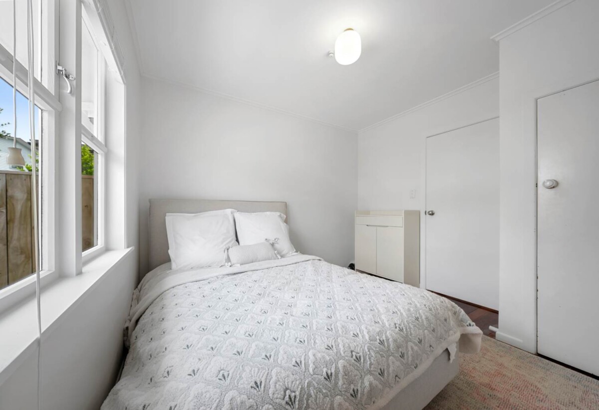 Renovated 3 beds house on 434m2 section, walks to supermarket, shops, schools, 0.7 km to Owairoa School, 0.8 km to Howick Intermediate, 1.4 km to Howick College, 3 Wood Avenue, Howick, Auckland