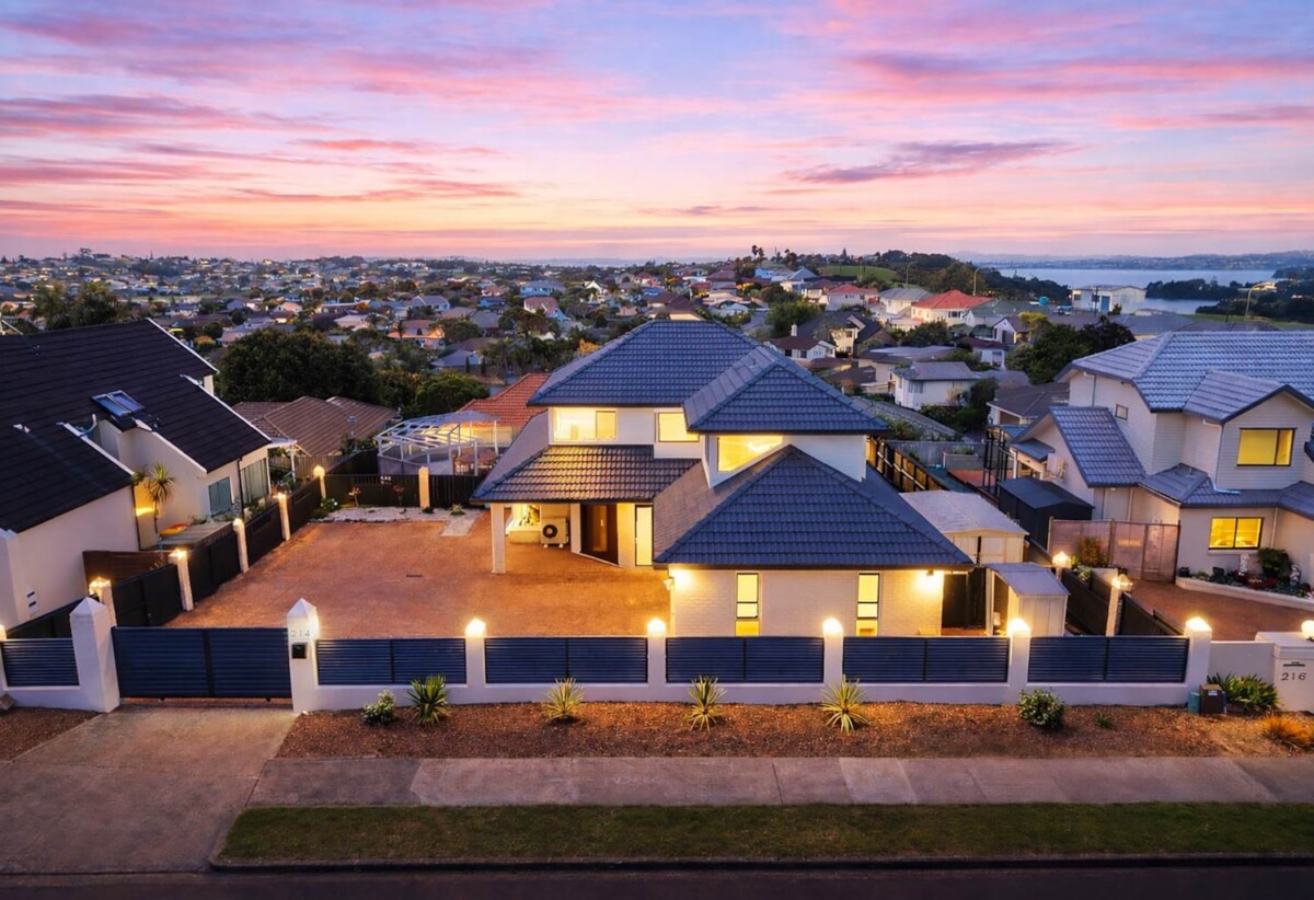Botany Downs Secondary College zone, 290m2 5 beds 3 baths house on 700m2 section, close to Meadowlands Shopping Centre, Botany Town Centre, 214 Whitford Road, Shamrock Park, Auckland