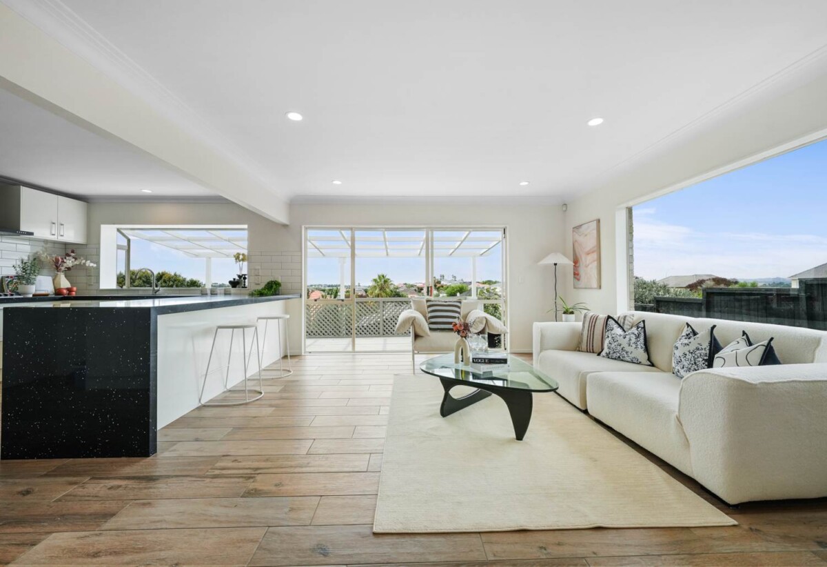 Botany Downs Secondary College zone, 290m2 5 beds 3 baths house on 700m2 section, close to Meadowlands Shopping Centre, Botany Town Centre, 214 Whitford Road, Shamrock Park, Auckland