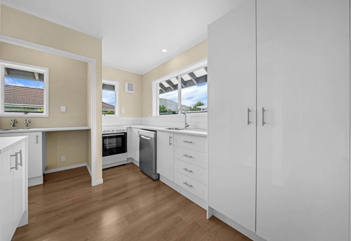 Renovated 2 beds 1 bath home with carport and backyard, 1 km to Papatoetoe Intermediate, 1.2 km to Papatoetoe West School, 1.5 km to Papatoetoe High School, 5/164 Rangitoto Road, Papatoetoe, Auckland
