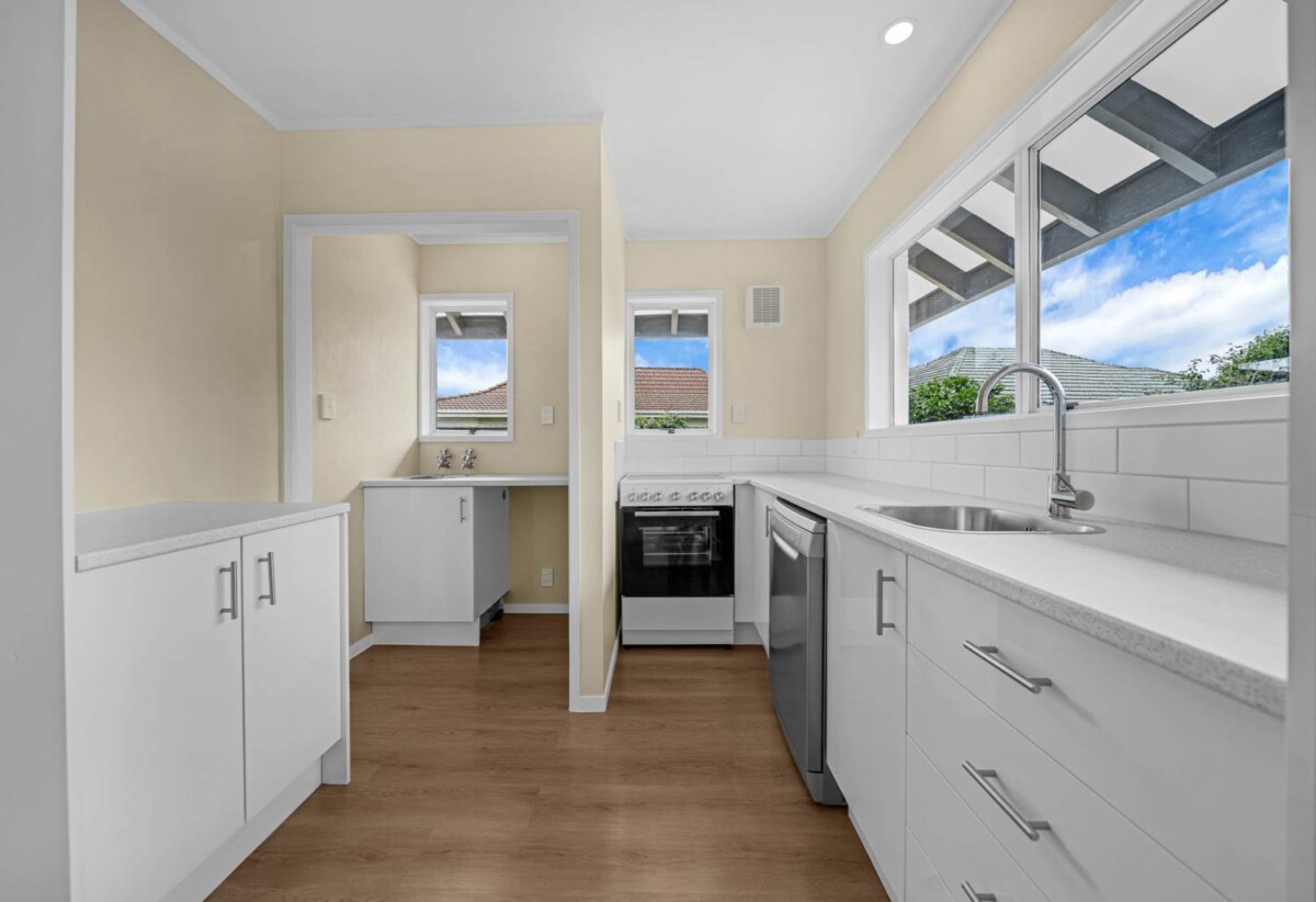 Renovated 2 beds 1 bath home with carport and backyard, 1 km to Papatoetoe Intermediate, 1.2 km to Papatoetoe West School, 1.5 km to Papatoetoe High School, 5/164 Rangitoto Road, Papatoetoe, Auckland