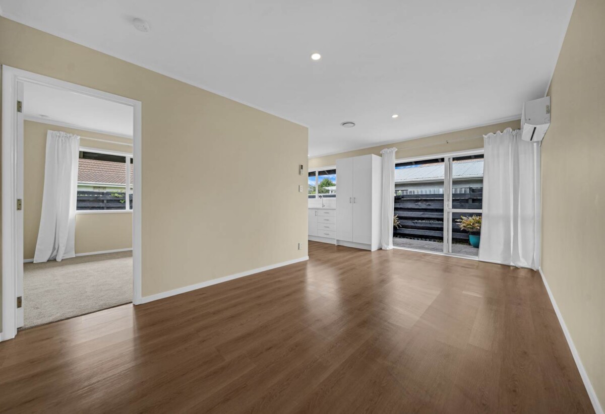 Renovated 2 beds 1 bath home with carport and backyard, 1 km to Papatoetoe Intermediate, 1.2 km to Papatoetoe West School, 1.5 km to Papatoetoe High School, 5/164 Rangitoto Road, Papatoetoe, Auckland