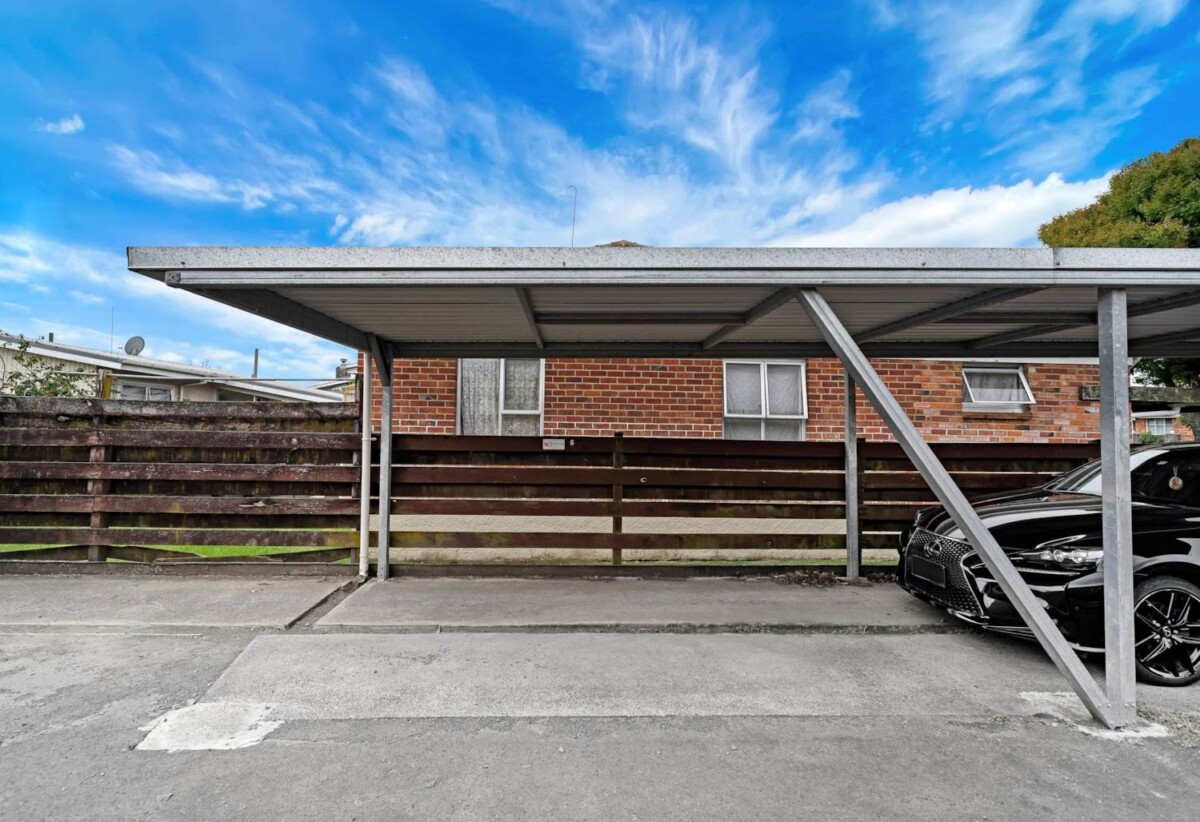 Renovated 2 beds 1 bath home with carport and backyard, 1 km to Papatoetoe Intermediate, 1.2 km to Papatoetoe West School, 1.5 km to Papatoetoe High School, 5/164 Rangitoto Road, Papatoetoe, Auckland