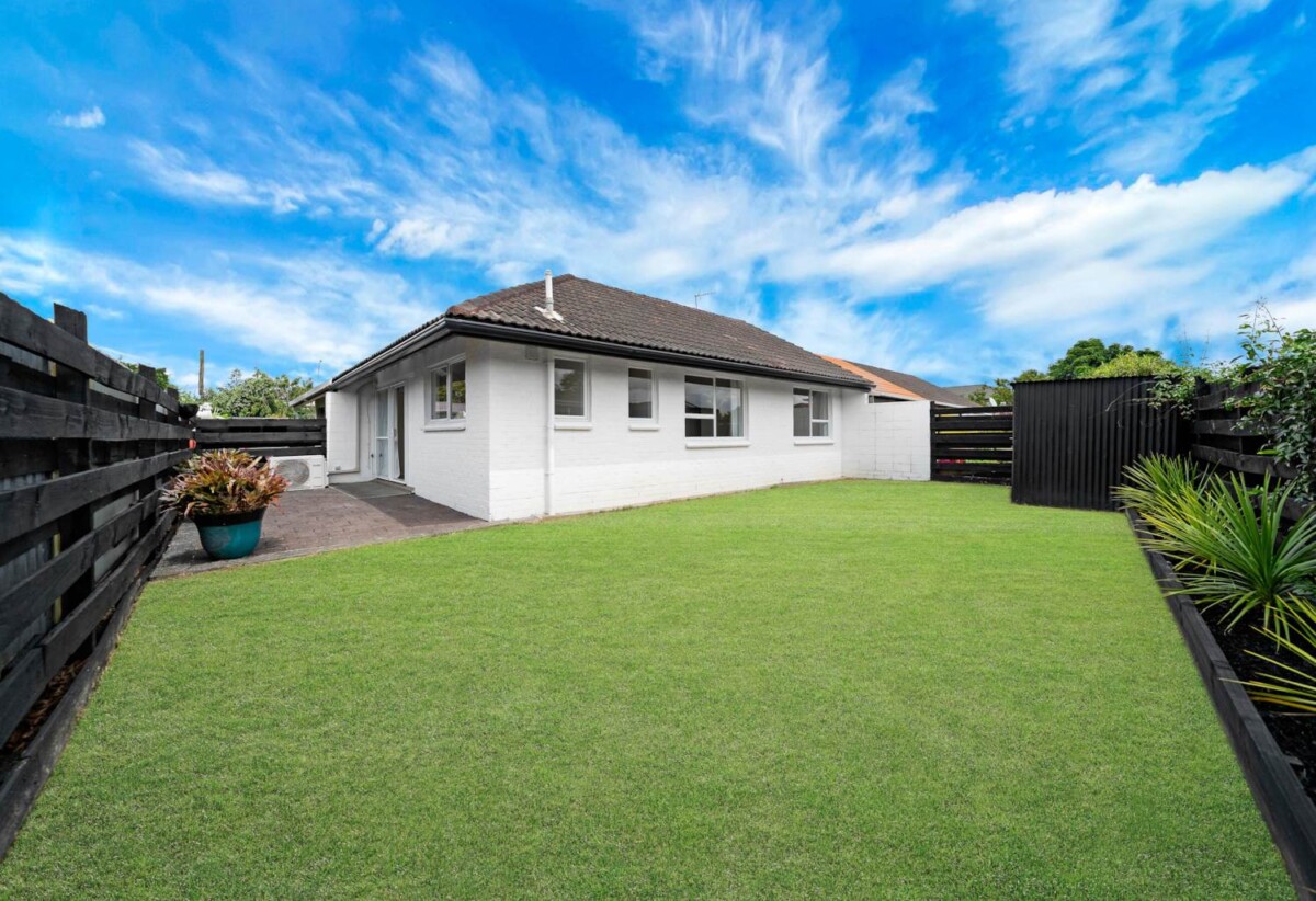 Renovated 2 beds 1 bath home with carport and backyard, 1 km to Papatoetoe Intermediate, 1.2 km to Papatoetoe West School, 1.5 km to Papatoetoe High School, 5/164 Rangitoto Road, Papatoetoe, Auckland