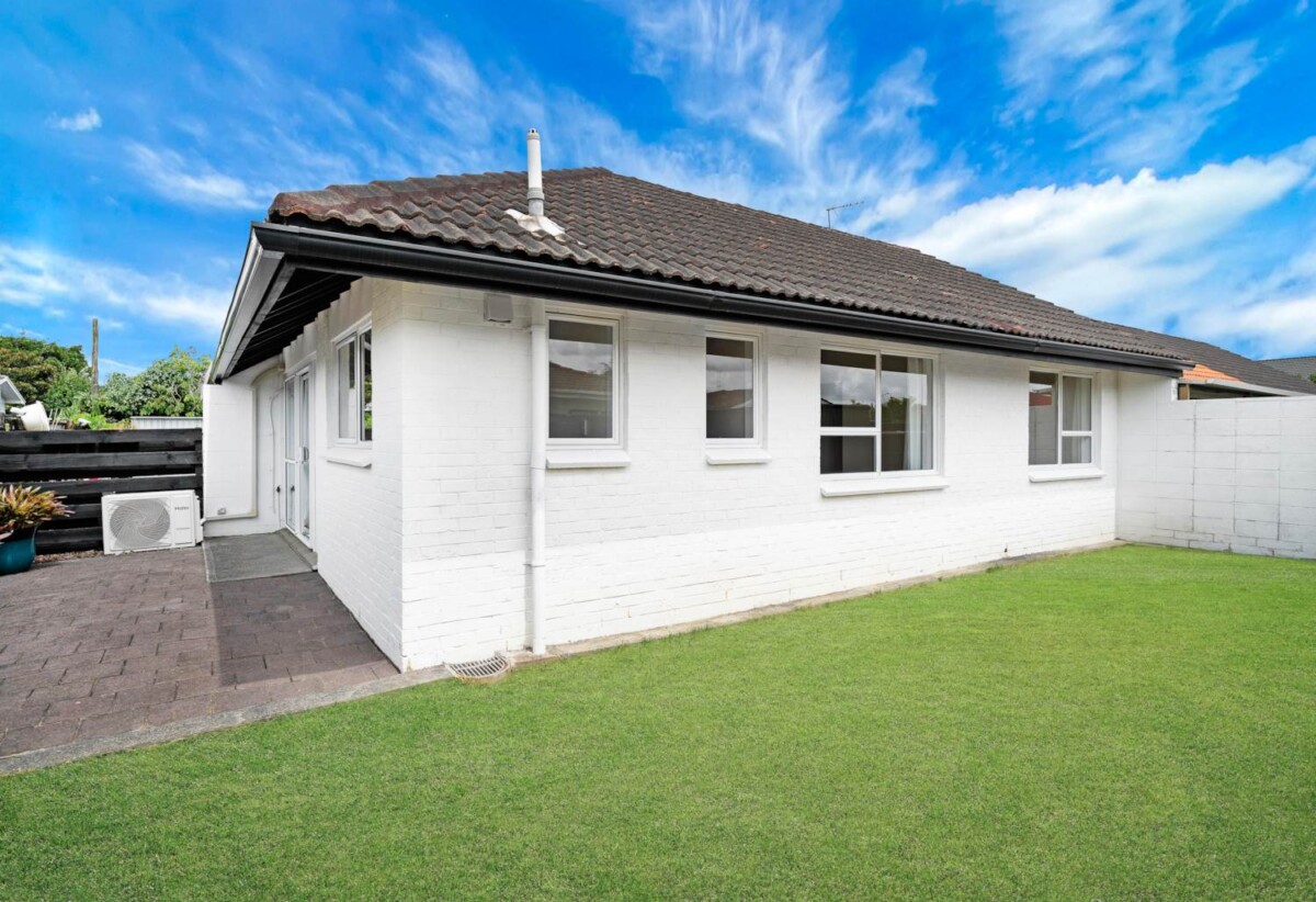 Renovated 2 beds 1 bath home with carport and backyard, 1 km to Papatoetoe Intermediate, 1.2 km to Papatoetoe West School, 1.5 km to Papatoetoe High School, 5/164 Rangitoto Road, Papatoetoe, Auckland
