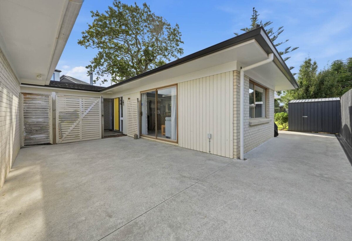 3 beds 1.5 baths house on 693m2 section, close to schools, shopping center, reserve, seaside park, 0.4 km to Farm Cove Intermediate, 0.6 km to Wakaaranga School, 1.3 km to Pakuranga College, 6 Fratley Avenue, Farm Cove, Auckland