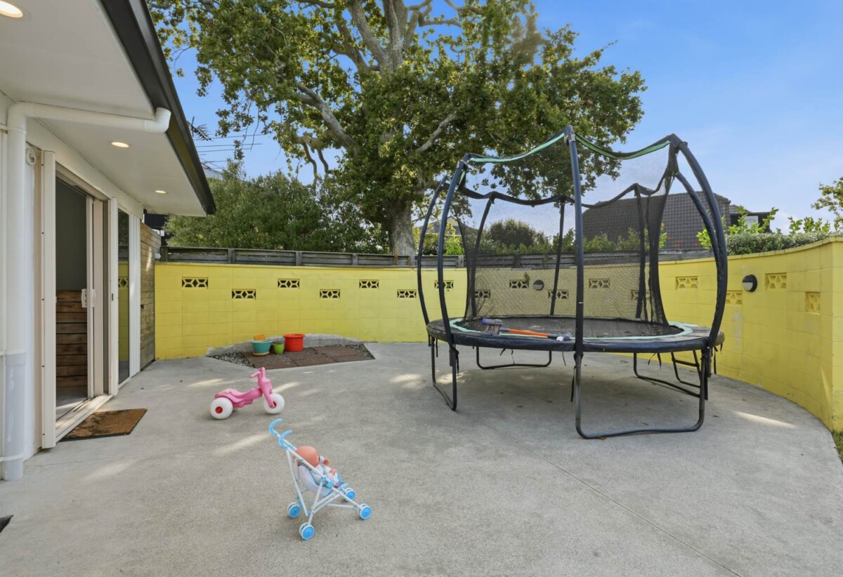 3 beds 1.5 baths house on 693m2 section, close to schools, shopping center, reserve, seaside park, 0.4 km to Farm Cove Intermediate, 0.6 km to Wakaaranga School, 1.3 km to Pakuranga College, 6 Fratley Avenue, Farm Cove, Auckland