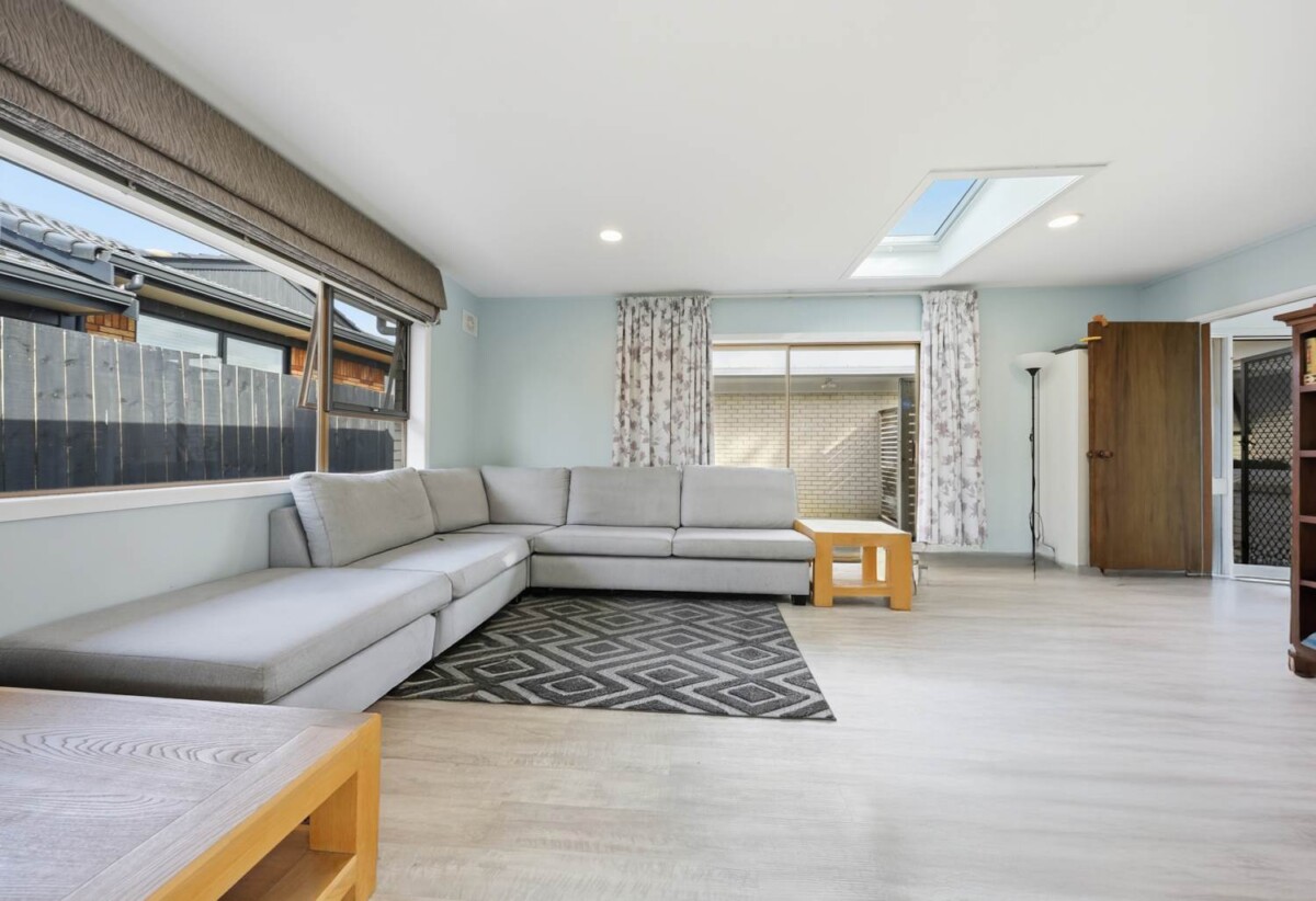 3 beds 1.5 baths house on 693m2 section, close to schools, shopping center, reserve, seaside park, 0.4 km to Farm Cove Intermediate, 0.6 km to Wakaaranga School, 1.3 km to Pakuranga College, 6 Fratley Avenue, Farm Cove, Auckland