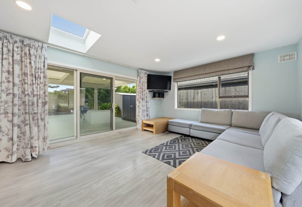 3 beds 1.5 baths house on 693m2 section, close to schools, shopping center, reserve, seaside park, 0.4 km to Farm Cove Intermediate, 0.6 km to Wakaaranga School, 1.3 km to Pakuranga College, 6 Fratley Avenue, Farm Cove, Auckland