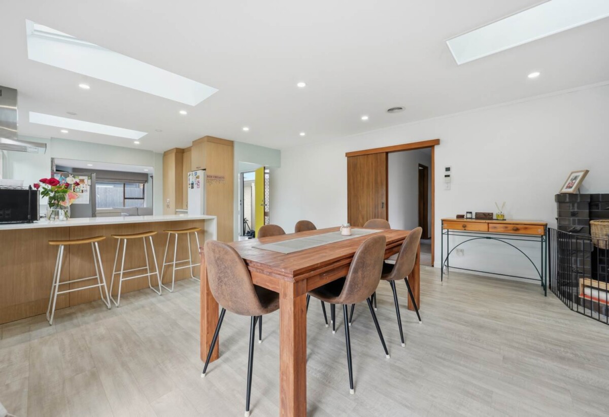 3 beds 1.5 baths house on 693m2 section, close to schools, shopping center, reserve, seaside park, 0.4 km to Farm Cove Intermediate, 0.6 km to Wakaaranga School, 1.3 km to Pakuranga College, 6 Fratley Avenue, Farm Cove, Auckland