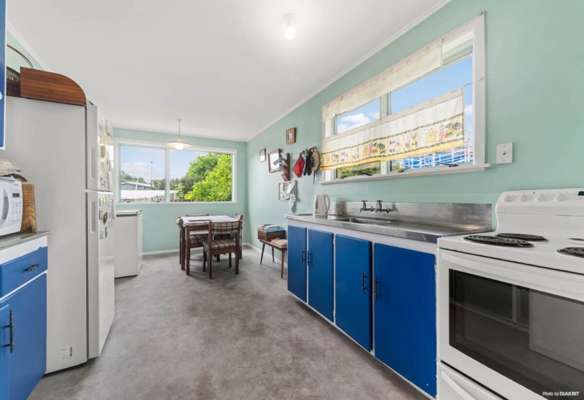 3 beds house on 921m² section, 0.2 km to Birkdale North School, 0.8 km to Birkdale Intermediate School, 86 Lauderdale Road, Birkdale, Auckland