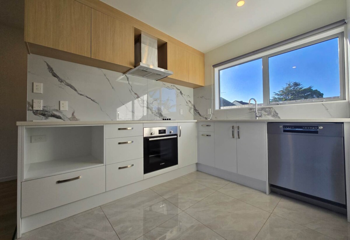 Park View Living, brandnew 3 beds 2.5 baths home with garage on 152m2 section, closet to schools, seaside reserve, Glen Innes train station and town centre, 0.2 km to Pt England School, 0.7 km to Tamaki College, 8D Taurima Avenue, Pt England, Auckland