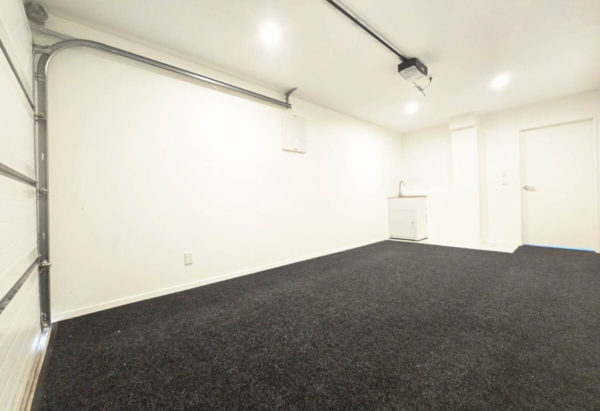 Park View Living, brandnew 3 beds 2.5 baths home with garage on 152m2 section, closet to schools, seaside reserve, Glen Innes train station and town centre, 0.2 km to Pt England School, 0.7 km to Tamaki College, 8D Taurima Avenue, Pt England, Auckland