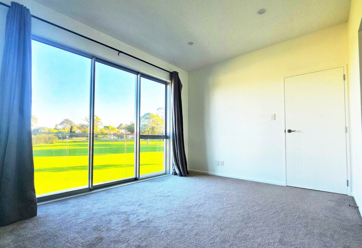 Park View Living, brandnew 3 beds 2.5 baths home with garage on 152m2 section, closet to schools, seaside reserve, Glen Innes train station and town centre, 0.2 km to Pt England School, 0.7 km to Tamaki College, 8D Taurima Avenue, Pt England, Auckland